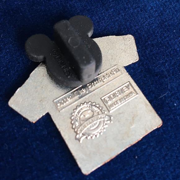 7 diff. Disney PINS, CHARMS, & Keyring - Picture 12 of 12